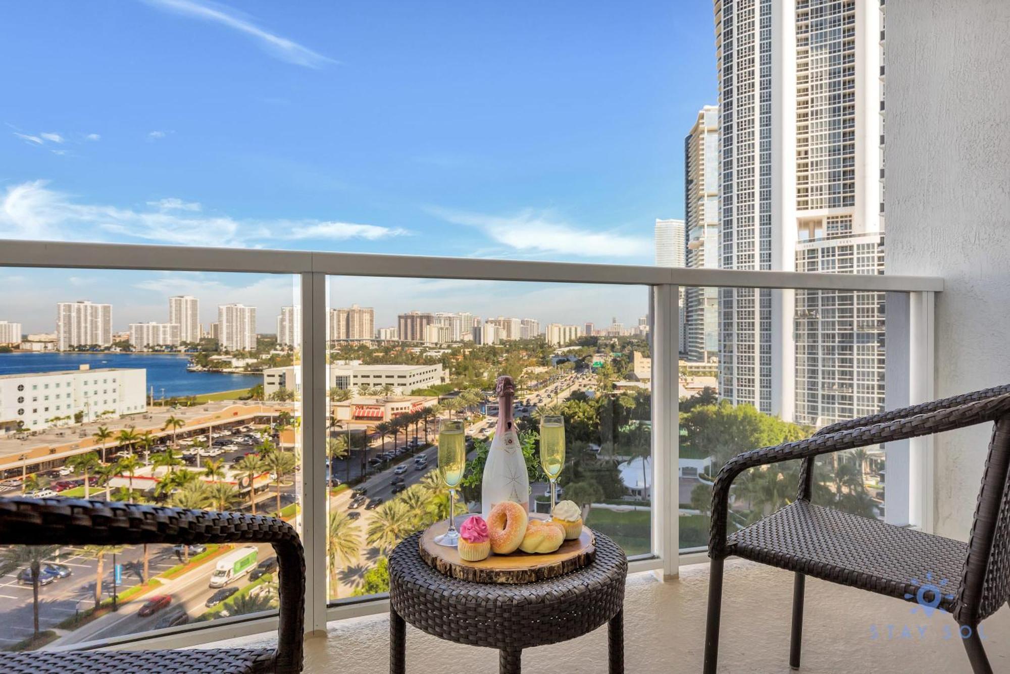 Hotel Deluxe Studio Balcony Bay View Amazing Pool Sunny Isles Beach Exterior foto